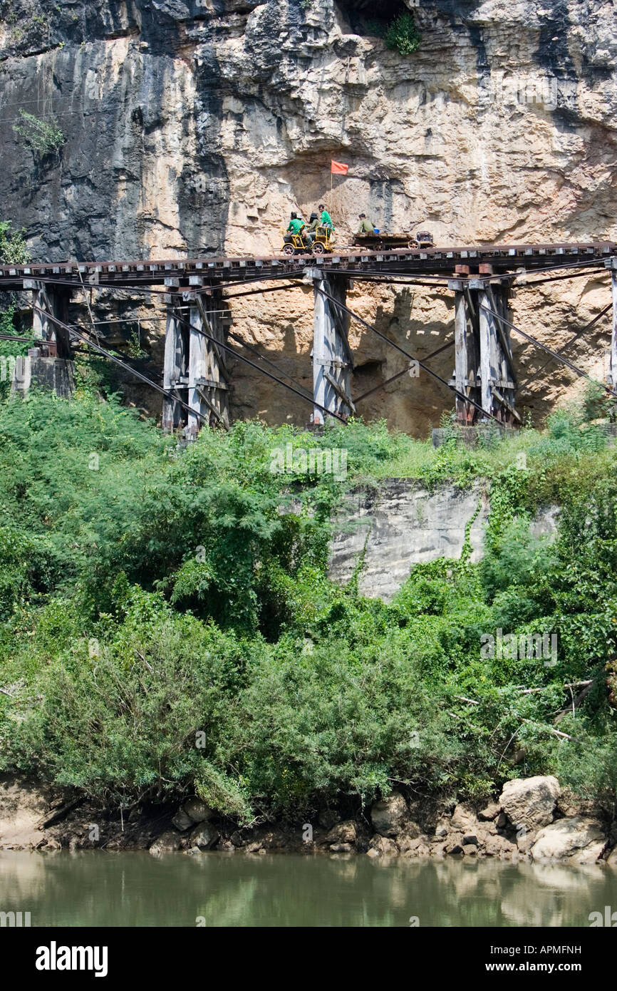 Eisenbahner-Wartung auf Öffnen Waggon Krasae Trestle Holzbrücke Kanchanaburi Thailand Stockfoto
