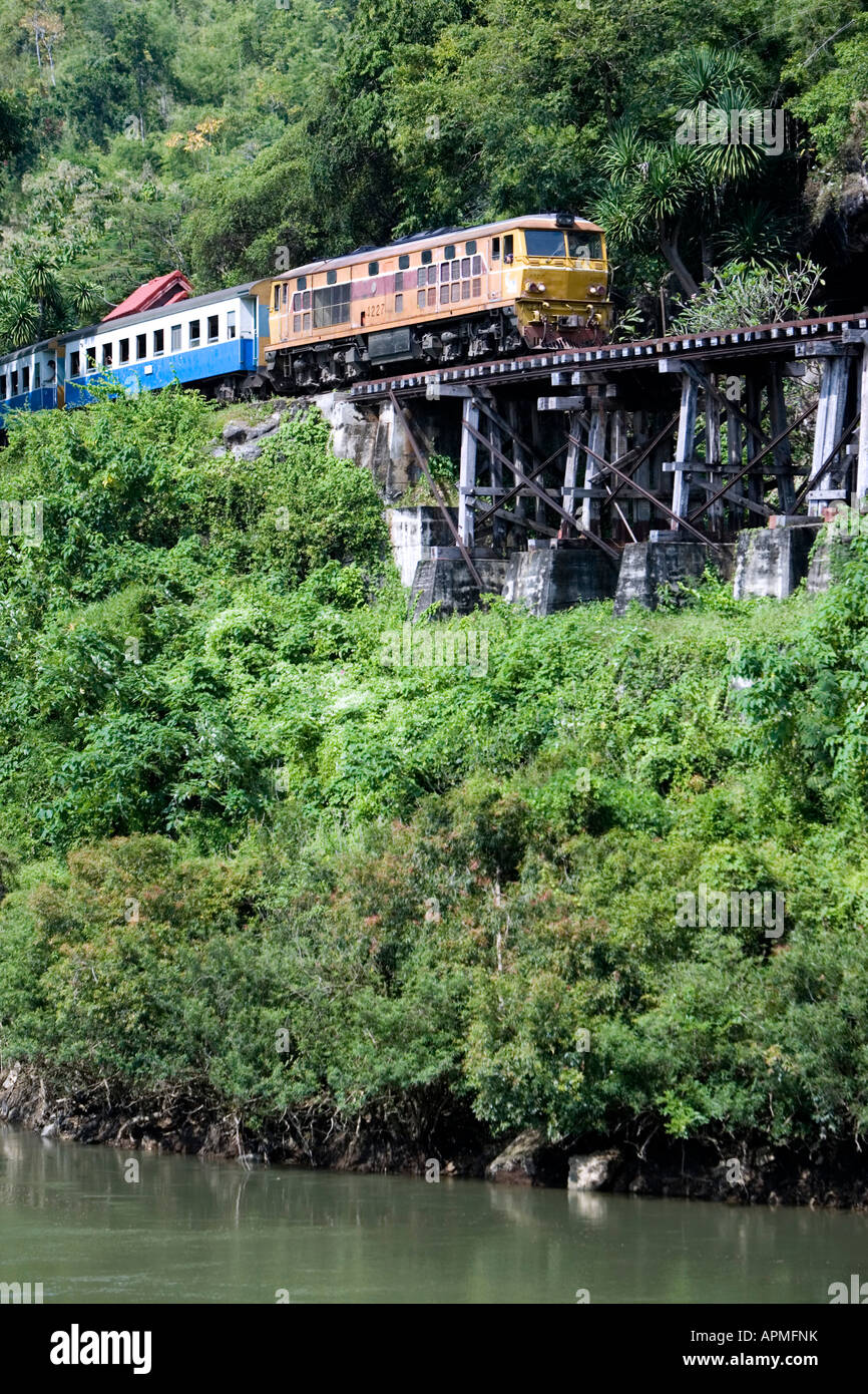 Personenzug auf Krasae Trestle Holzbrücke Burma Railway Kanchanaburi Thailand Stockfoto