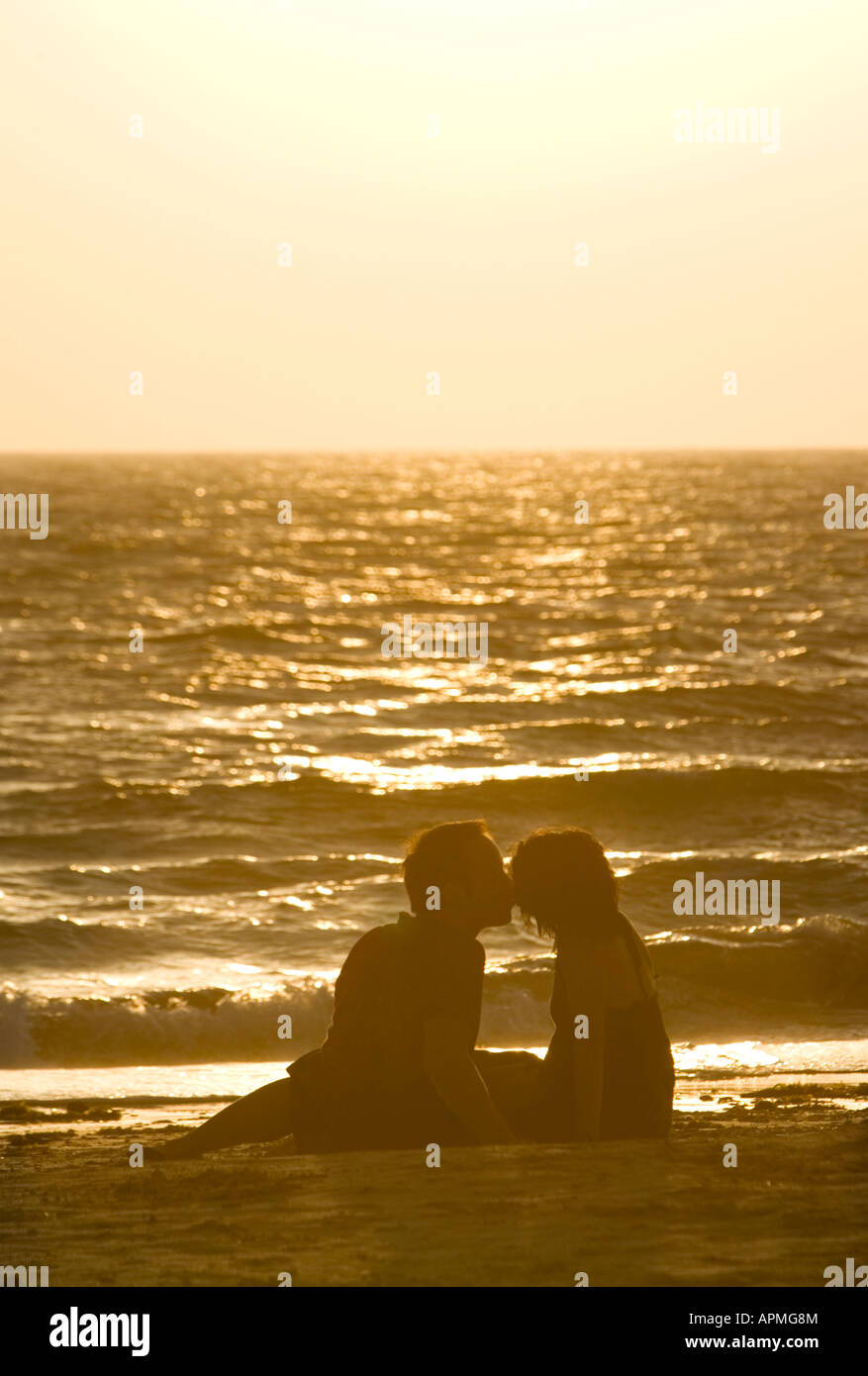 Junger Mann und Frau küssen am frühen Morgen Hat Rin Nok Sunrise Beach Ko Pha Ngan Thailand Stockfoto