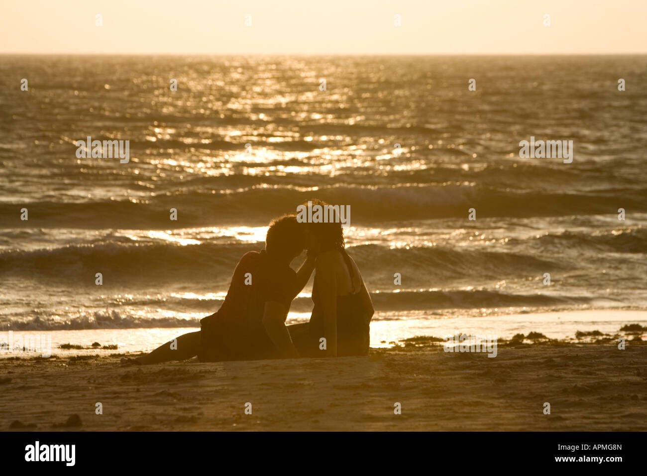 Junger Mann und Frau küssen am frühen Morgen Hat Rin Nok Sunrise Beach Ko Pha Ngan Thailand Stockfoto
