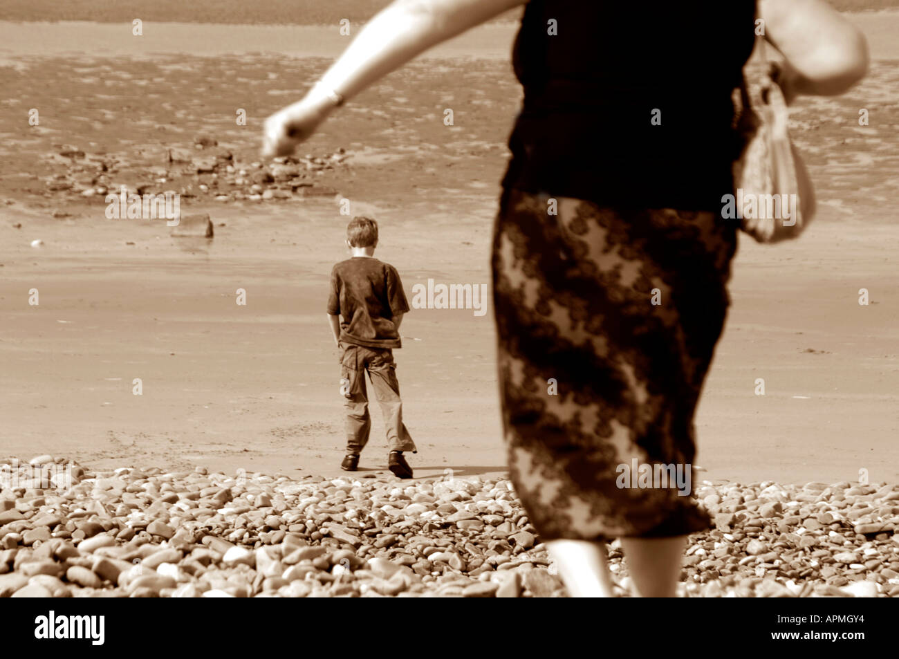 Mutter & Sohn zu Fuß zum Strand Stockfoto