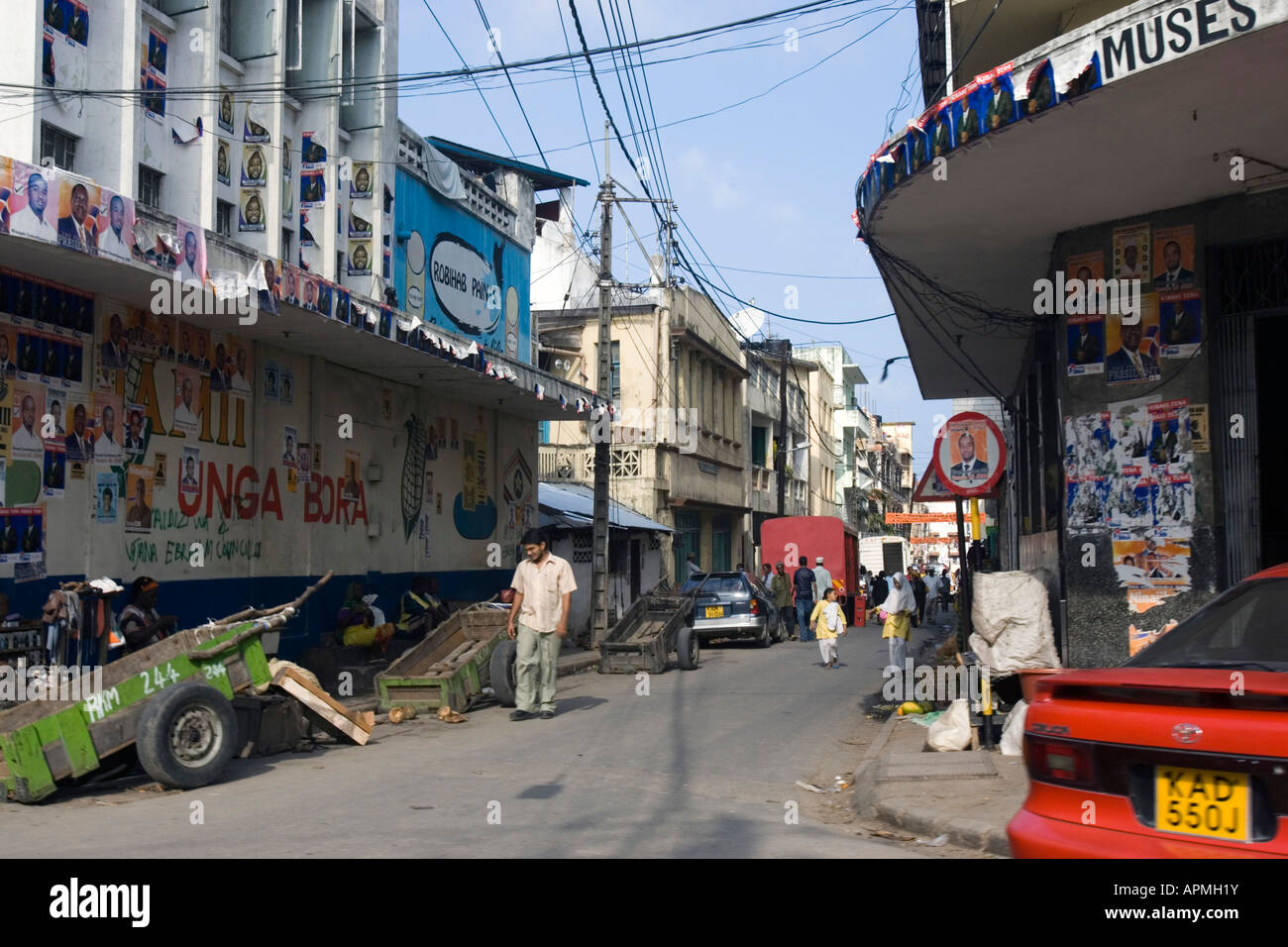 Mombasa Straße mit leeren Straße Anhänger Graffiti und Wahl-Plakate-Kenia Stockfoto