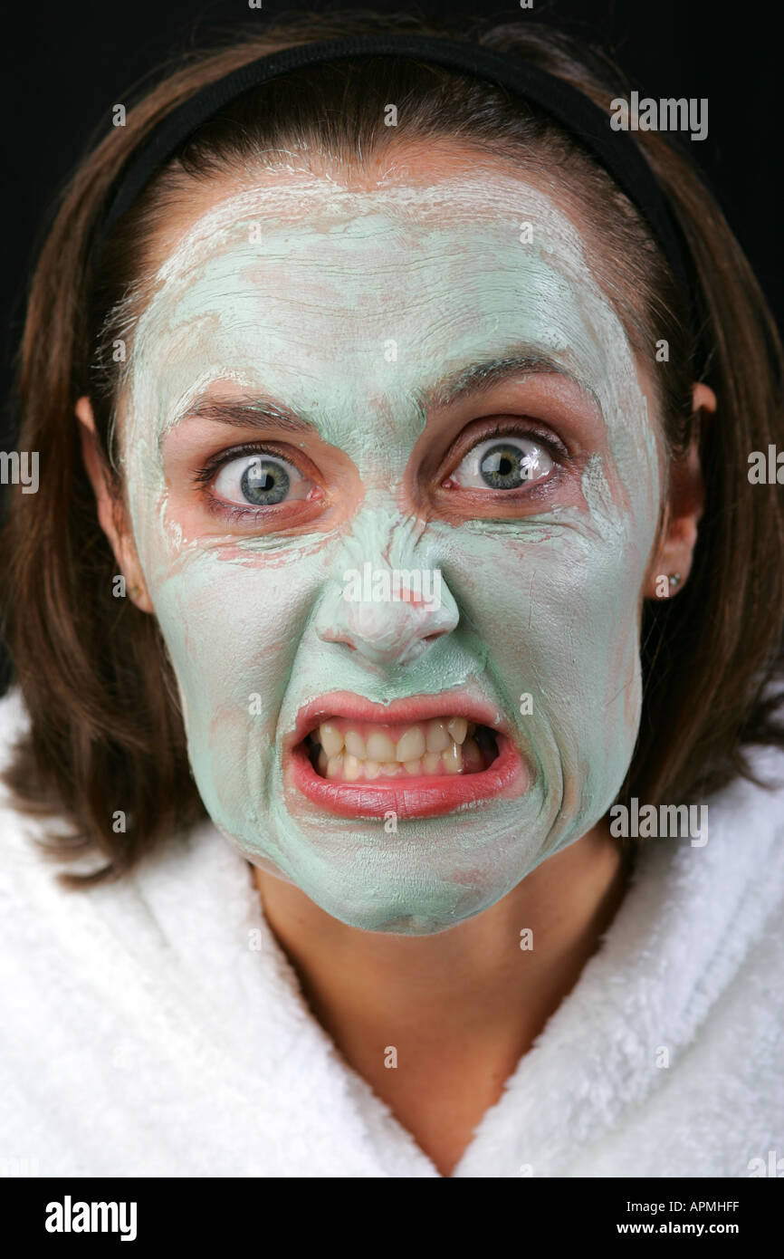 Brünette 20 s 30 s Frau trägt grüne Avocado Gesichtsmaske Schönheit  Behandlung wütend verrückt wütend empört beängstigend Gesichtsausdruck  Stockfotografie - Alamy