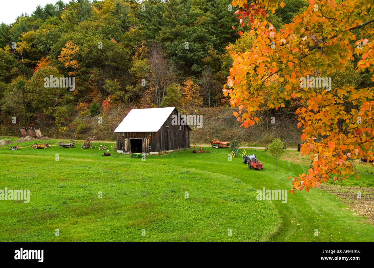 Alte schöne Scheune auf Hof in Herbstfarben der Blätter in der Nähe von Sugar Hill New Hampshire Stockfoto