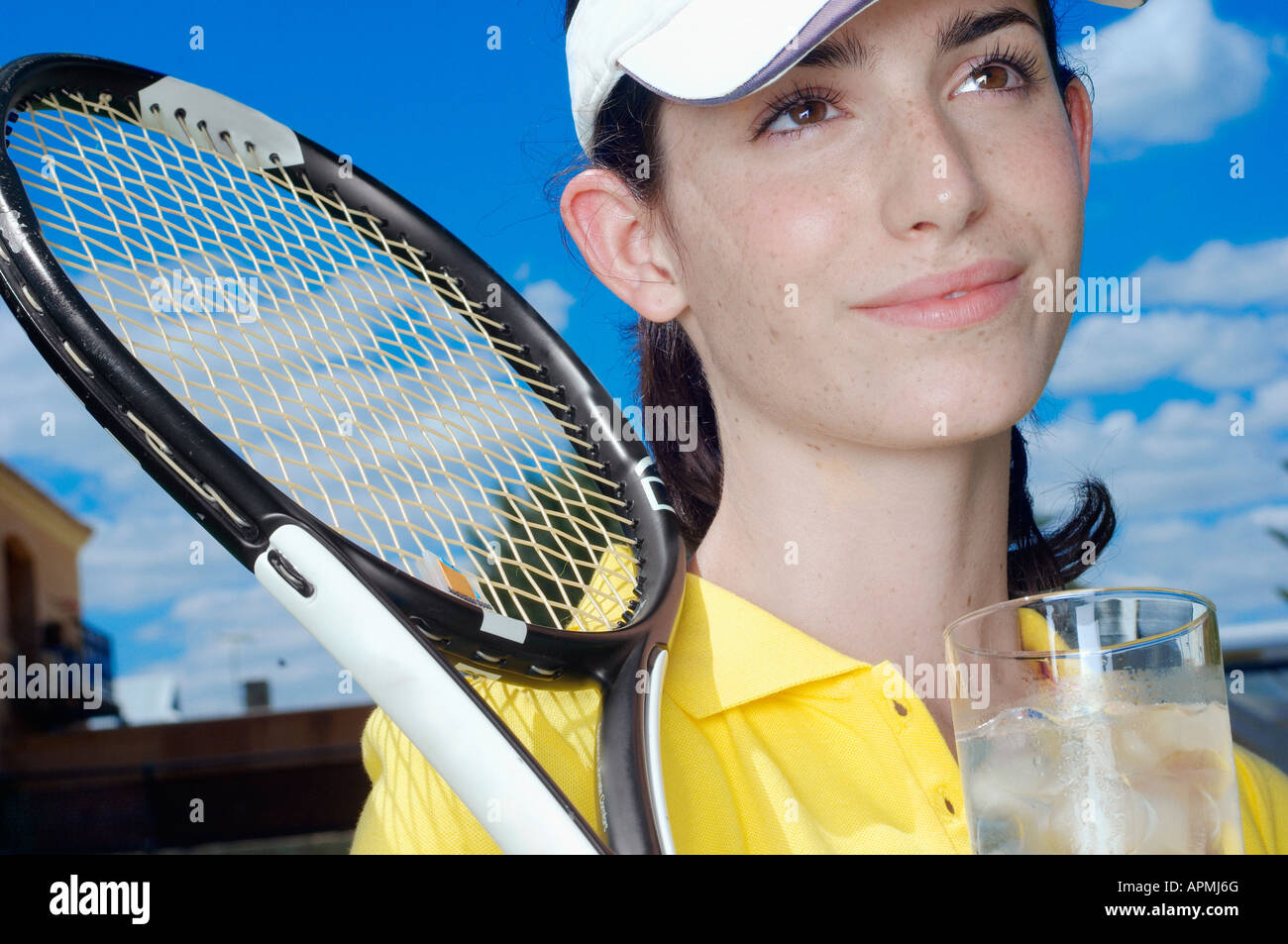Weibliche Tennisspieler mit Glas Wasser (Hochformat) Stockfoto