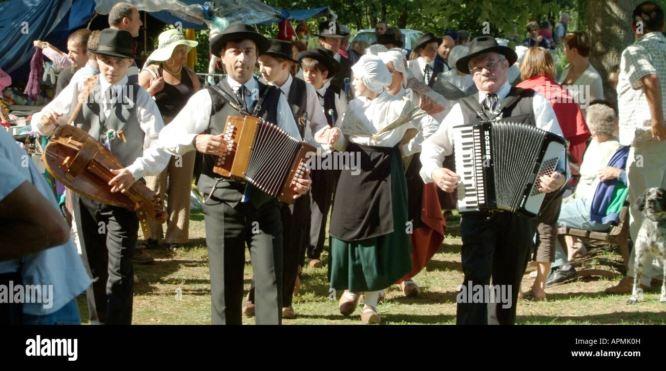 folkdanceMBF1872 haute Vienne Limousin Frankreich Volkstänzer Musiker in traditioneller Tracht in kleinen französischen Familientag Stockfoto