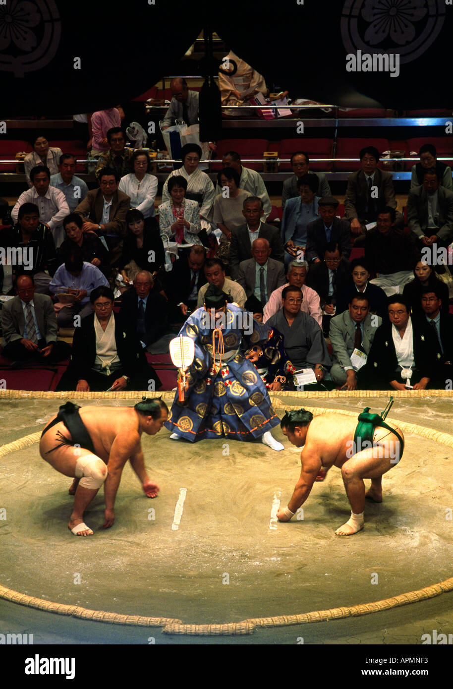 Zwei Sumo-Ringer stehen einander vor einem Ringkampf in Ryogoku-Stadion während des Herbstes Präsidenten-Cup-Sumo-Turnier. Stockfoto