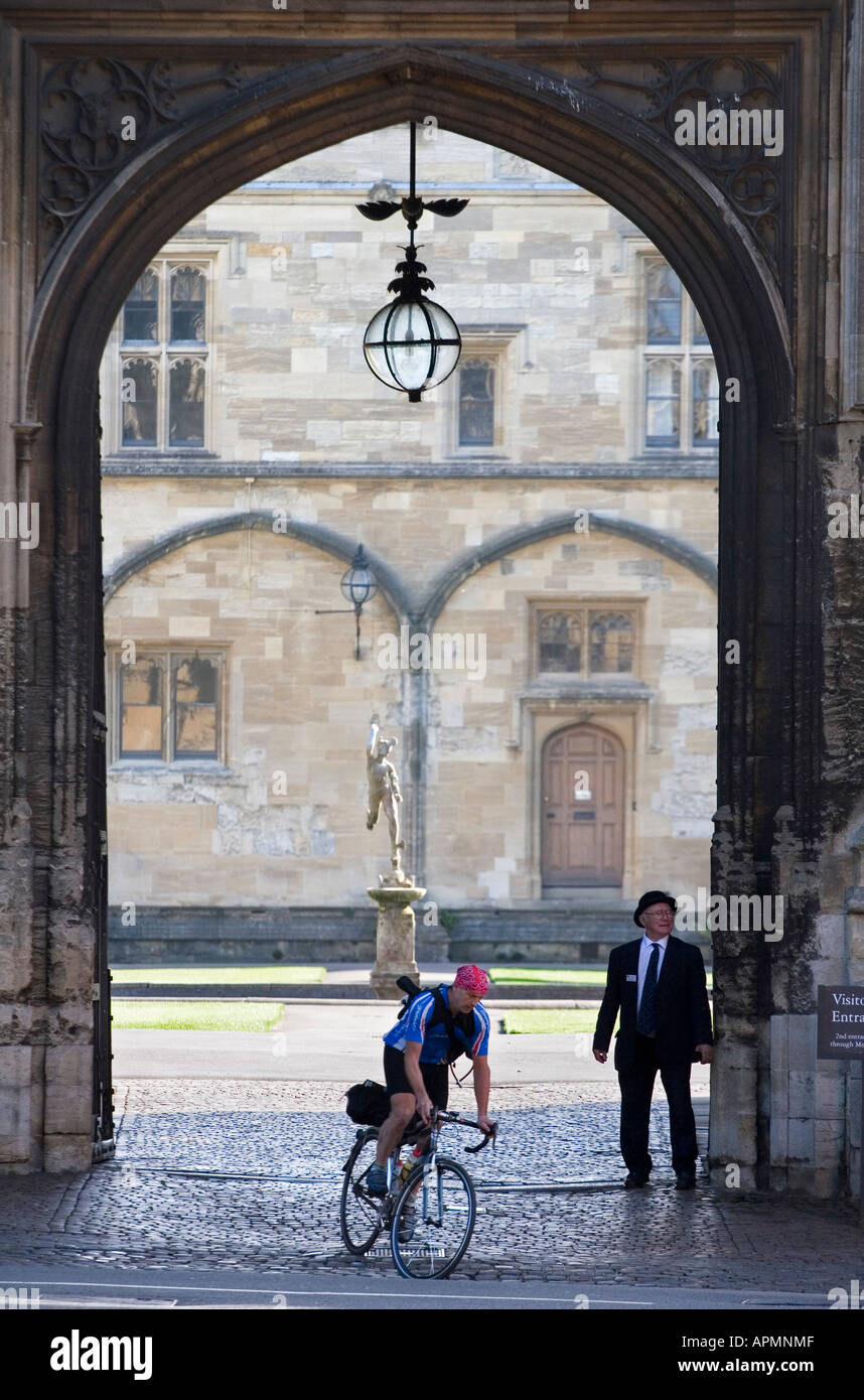 Schatzmeister und Radfahrer an der Pforte des Christs College in Oxford Stockfoto