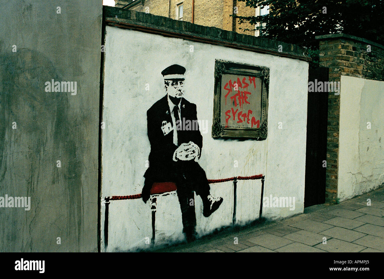 Schablone lesen "Das System zu zerschlagen" des Künstlers Banksy in der Nähe von Arsenal London Stockfoto
