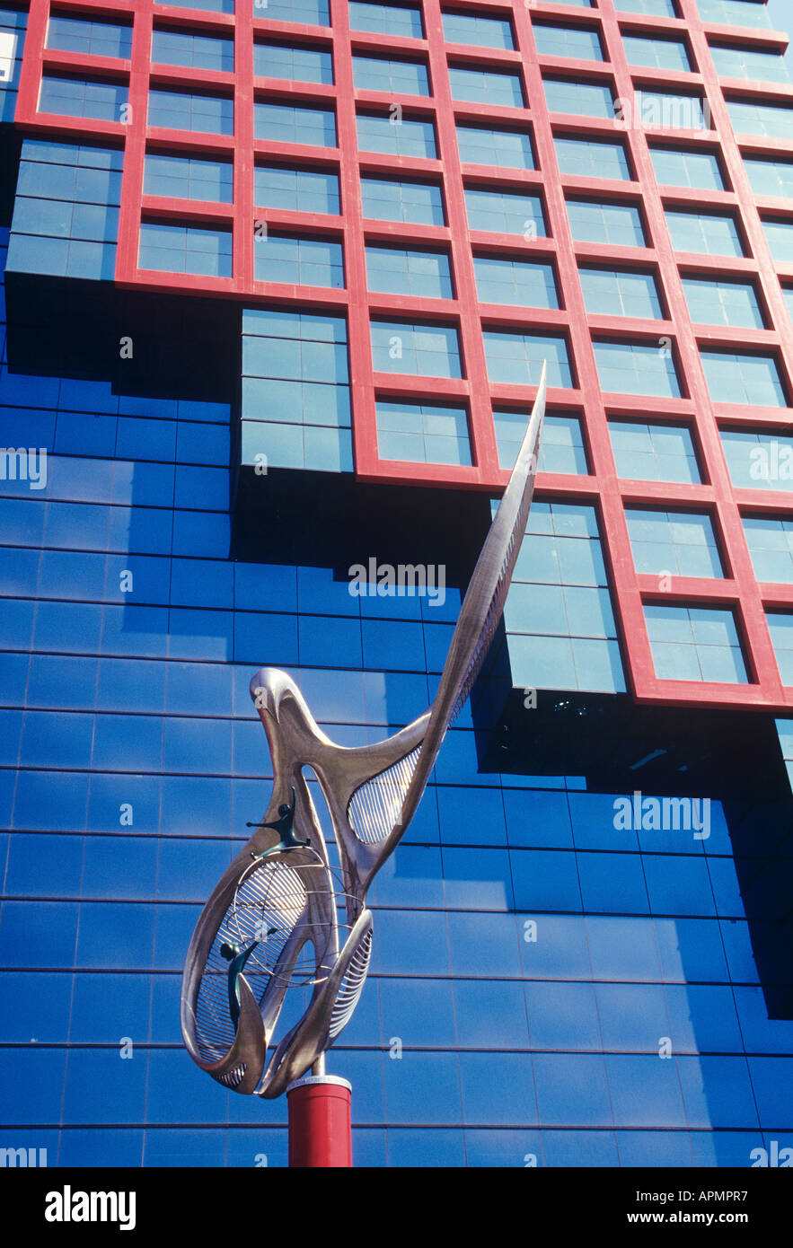Ein Stück der modernen Skulptur aus Edelstahl geformt und als Kontrast zu den hellen blauen Fassade eines modernen Gebäudes in Mexiko-Stadt Stockfoto