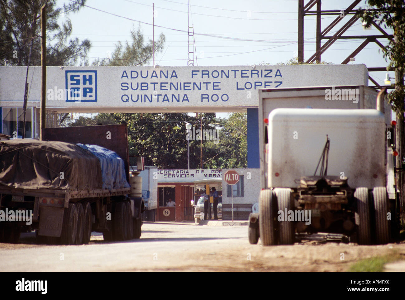 Ein LKW unterquert das Zeichen, die die Grenze am Grenzposten zwischen Mexiko und Belise in der Nähe von Chetumal kündigt Stockfoto