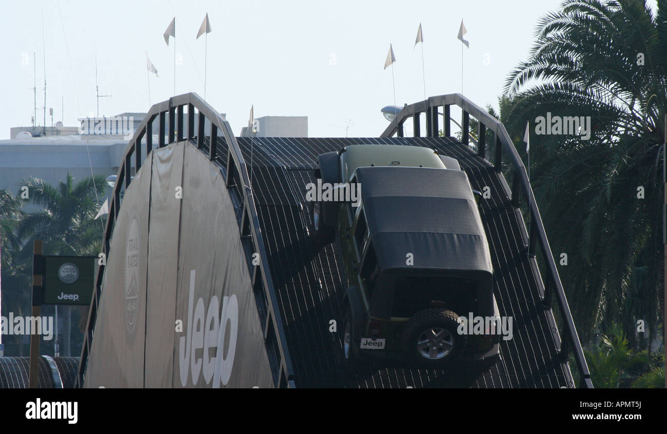 Jeep Klettern steilen Buckel Brücke im Camp Jeep Miami Beach Convention Center, November 2007 Stockfoto