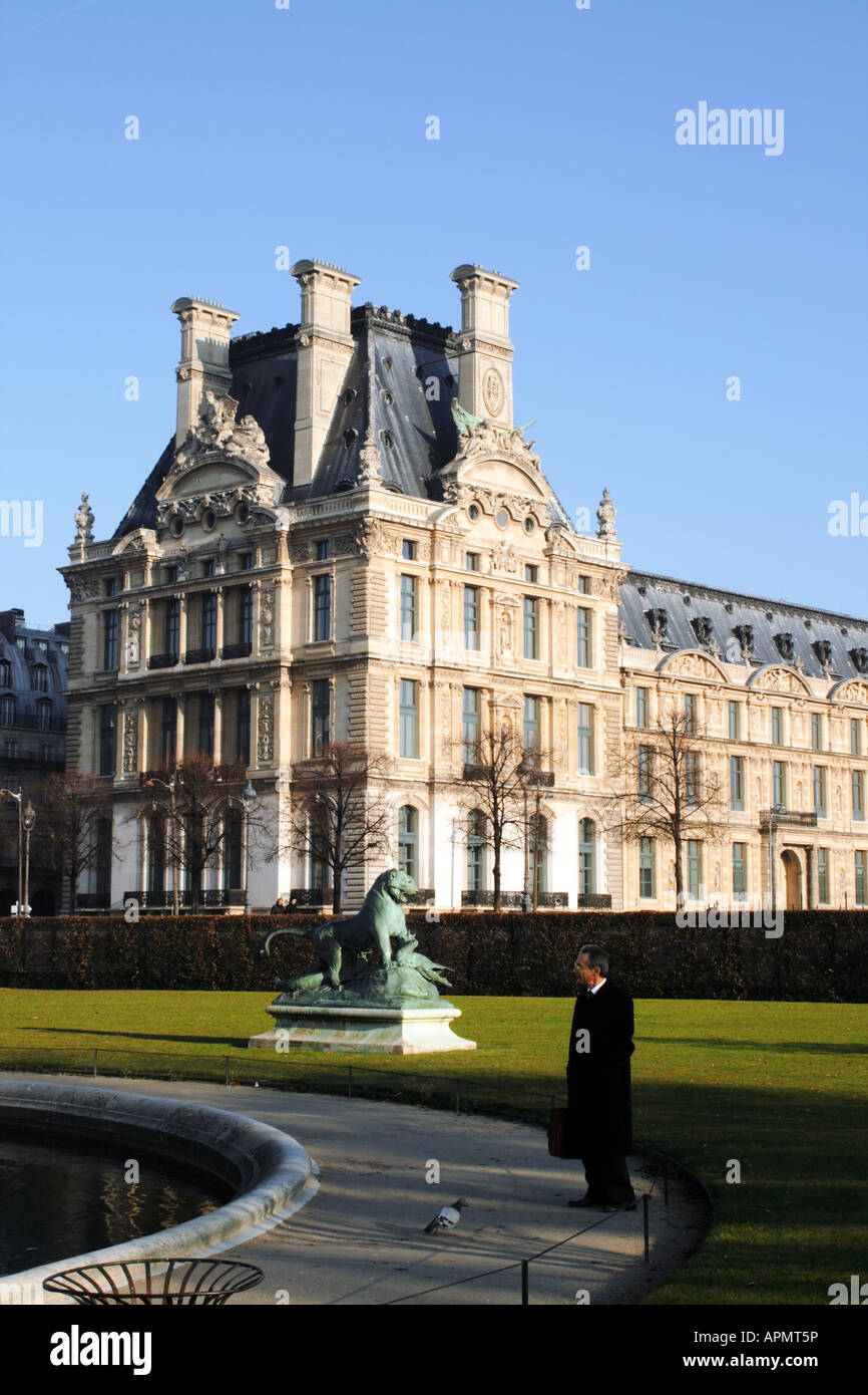Französischer Unternehmer stehen am Teich im Jardin Des Tuileries Paris Frankreich Stockfoto