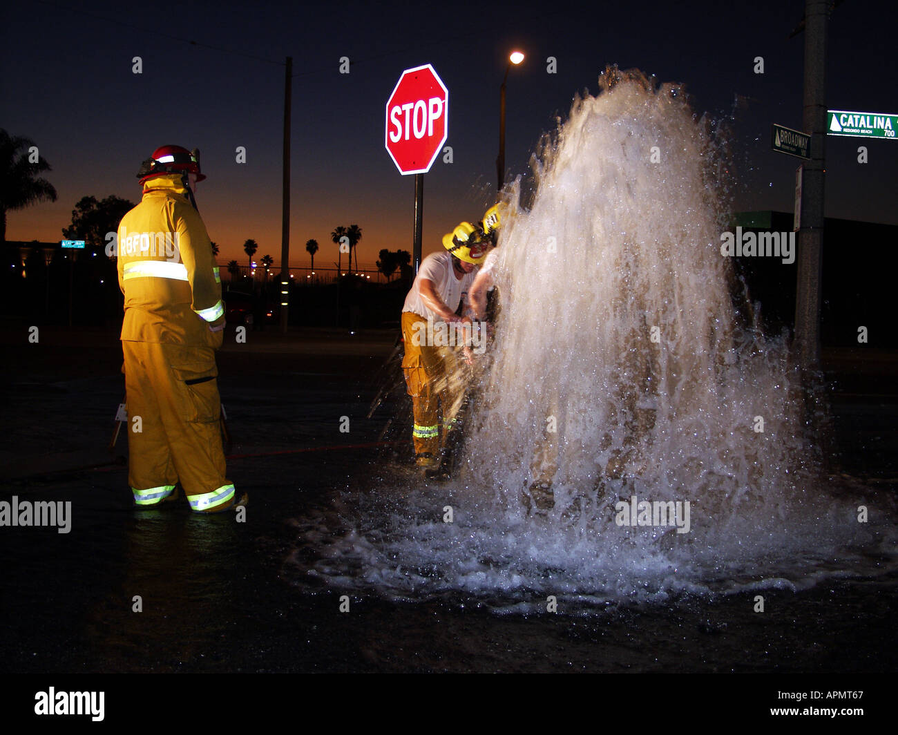 Feuerwehrleute versuchen, Hydranten nachts zu reparieren, die von fahrenden Fahrer geschlagen wurde. Redondo Beach, Kalifornien. USA Stockfoto