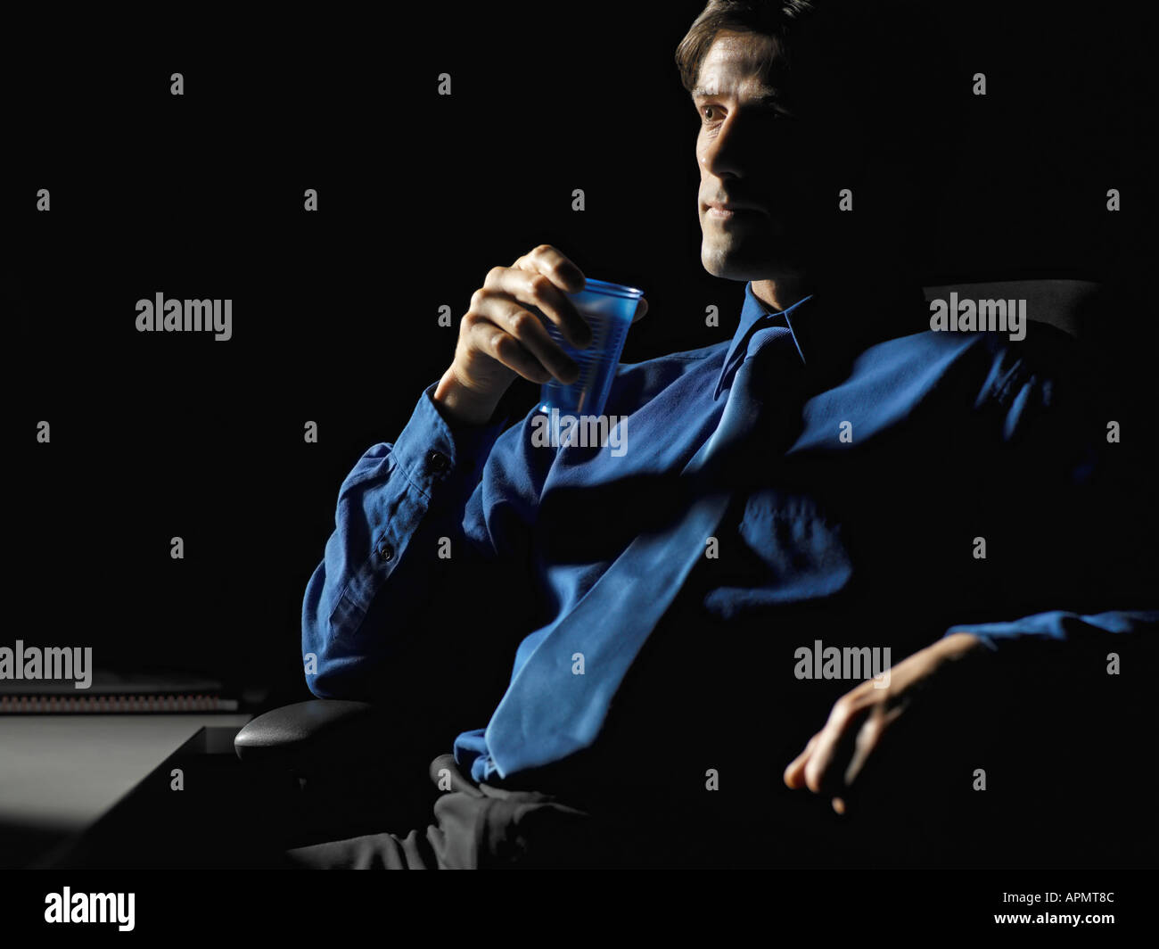 Geschäftsmann in einem dunklen Raum Stockfoto