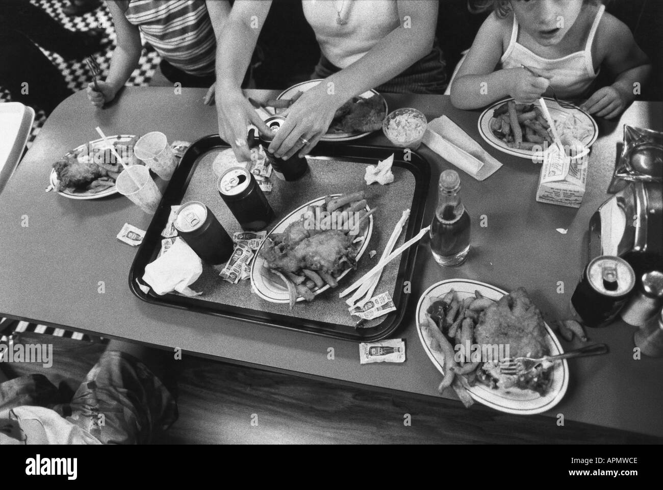 Familie mit Junk-Food Essen Stockfoto