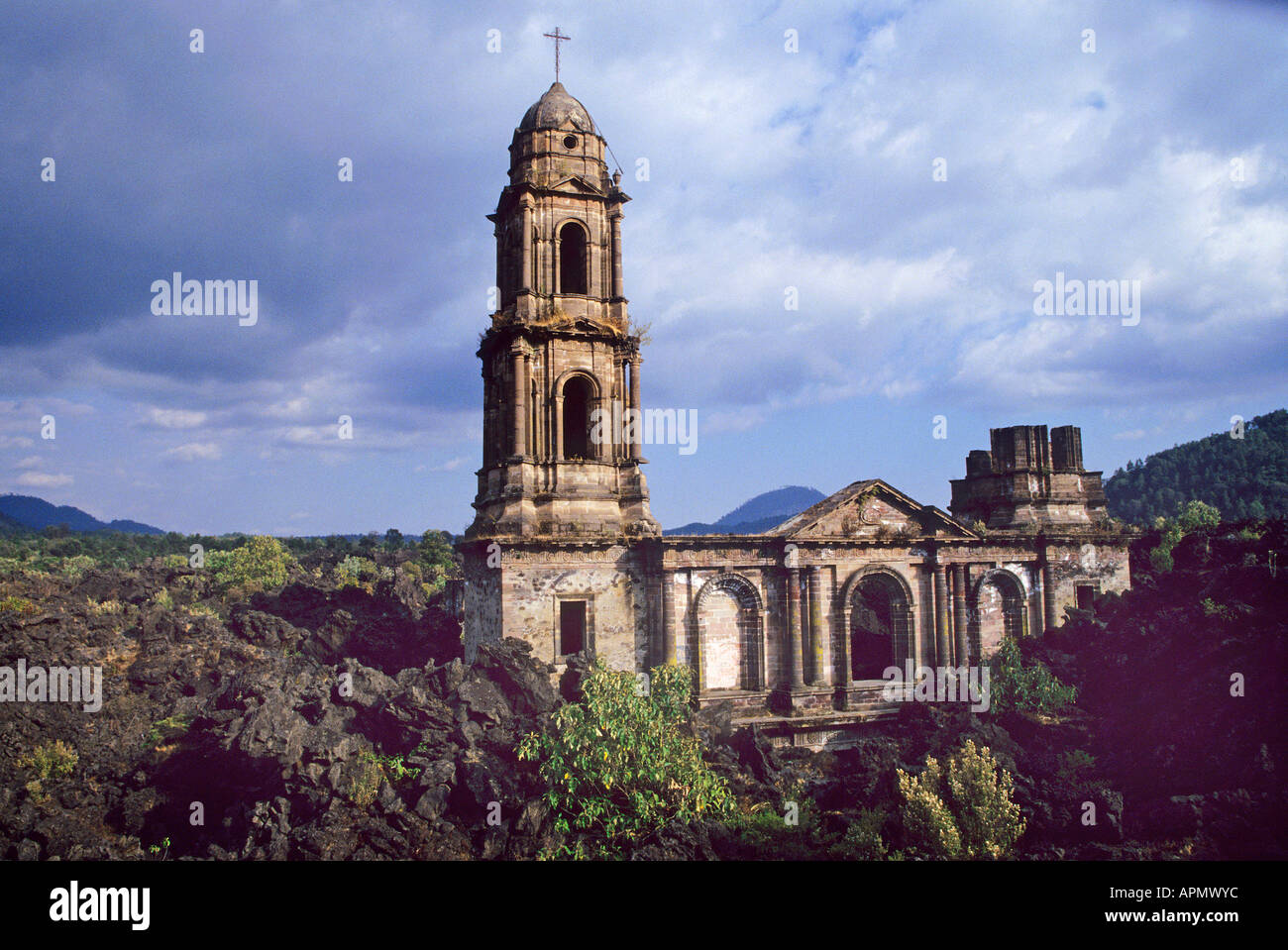 San José-Kirche steht allein, umgeben von Bäumen und die Lava, welche Hälfte die Kirche begraben, als Paricutin Vulkan ausbrach Stockfoto