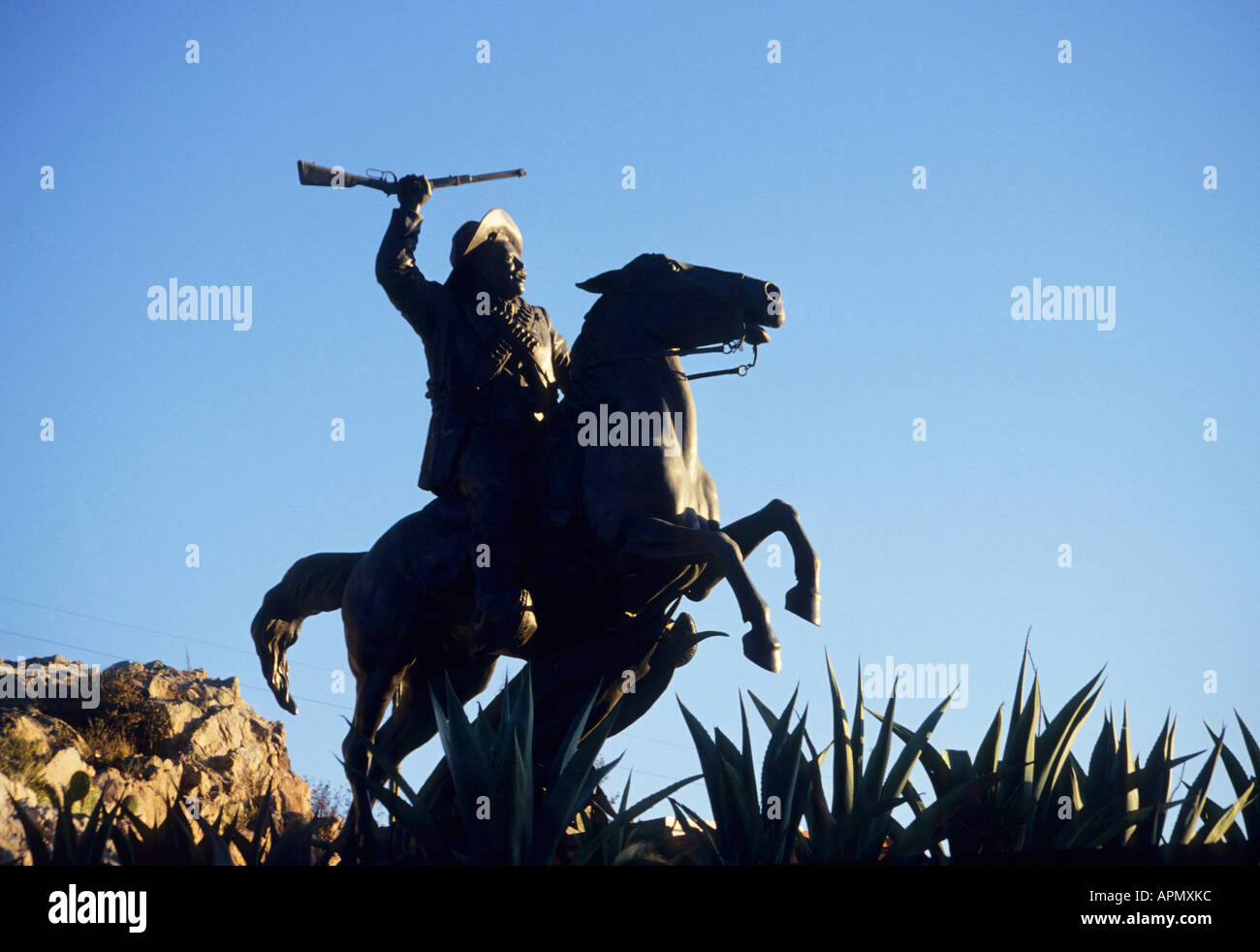 Die Reiterstatue von Pancho Villa gesetzt vor blauem Himmel mit den stacheligen Blättern einen Kaktus unten und mit Blick auf Zacatecas die Stadt, die er während der Revolution im frühen 20. Jahrhundert von allgemeinen Huerta befreit Stockfoto