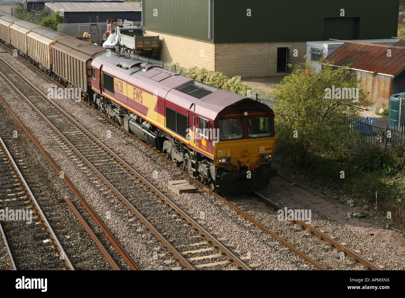 EWS-Bahn Klasse 66 Diesel Lokomotive Köpfe Güterzug in der Nähe von Swindon Großbritannien Stockfoto