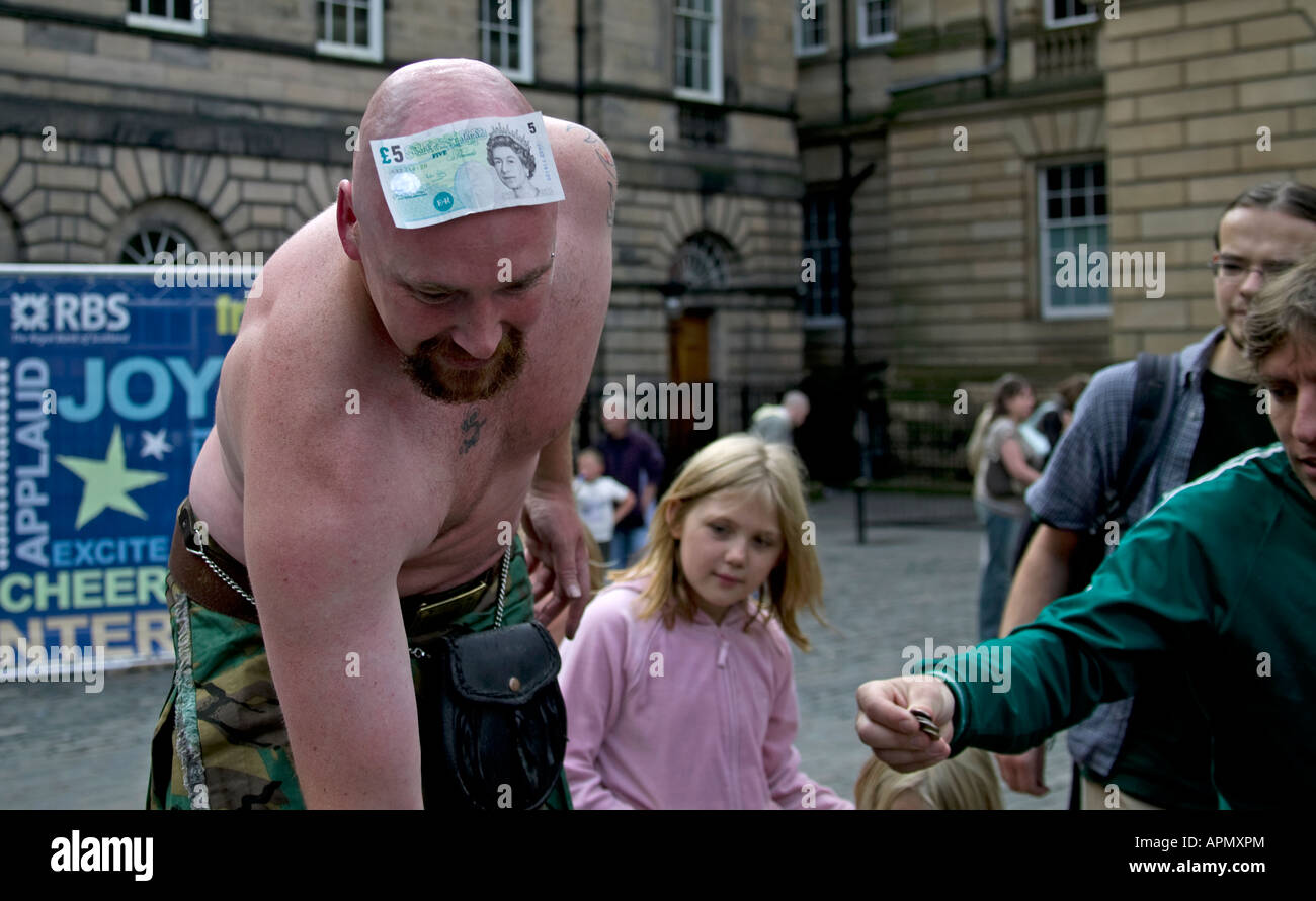 Edinburgh Fringe Straßenkünstler mit fünf-Pfund-Note auf Stirn, Scotland UK Europe Stockfoto