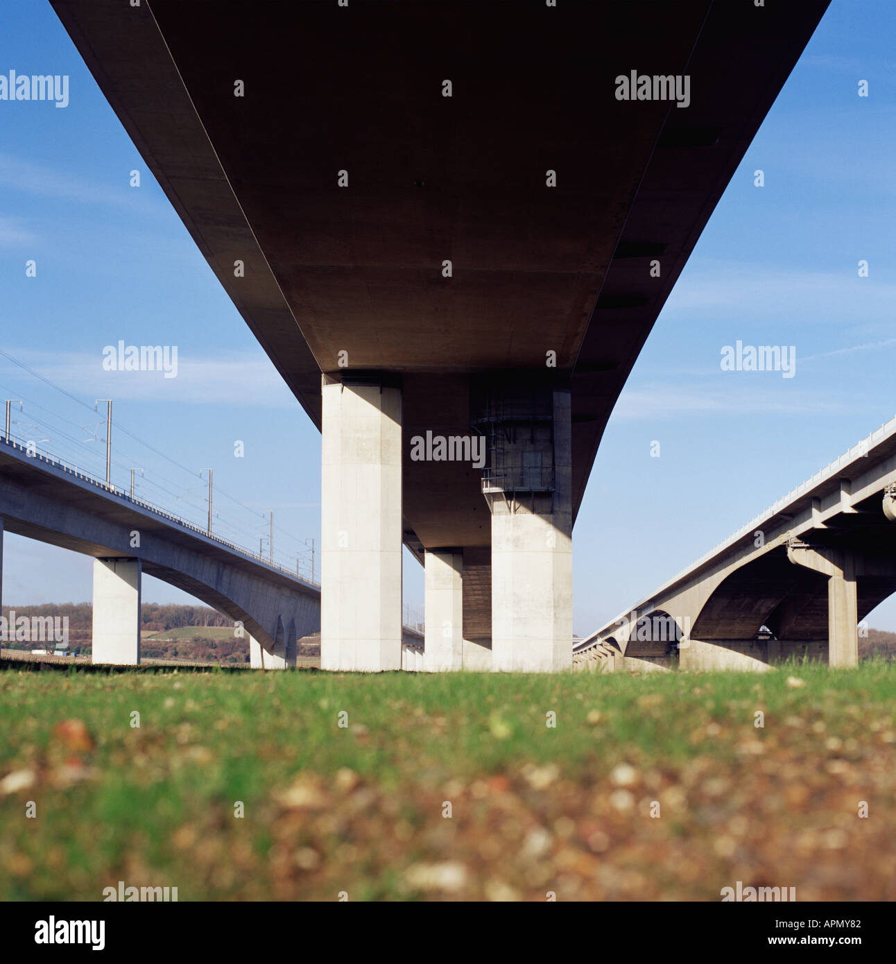 Motor Weg durch die Landschaft Stockfoto