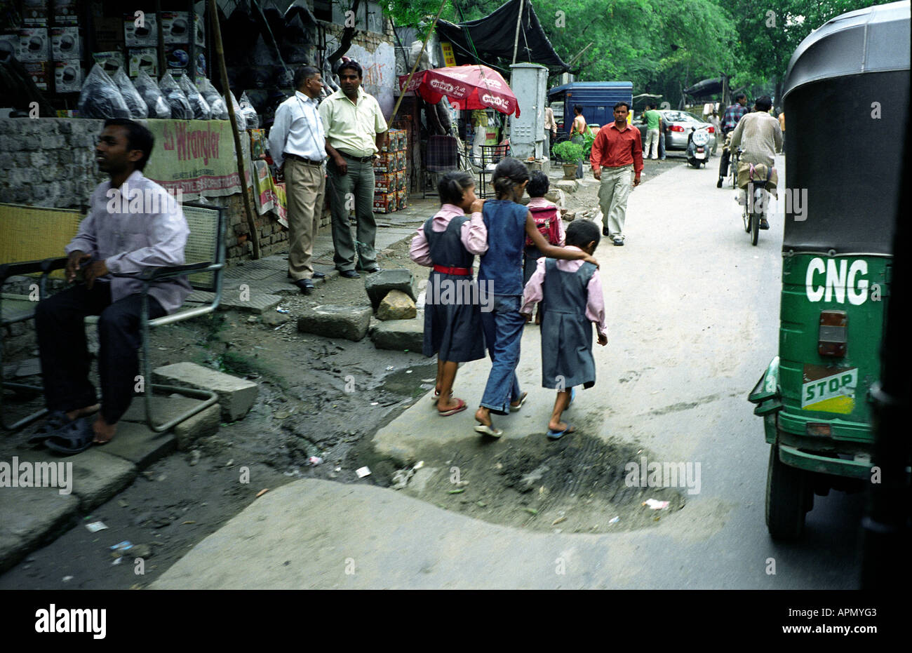 INDIEN DELHI SCHULKINDER VERHANDELN SCHLECHTE STRAßEN IN DELHI Stockfoto