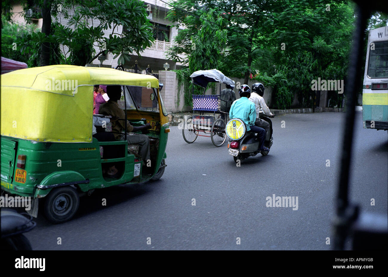 INDIEN-DELHI-AUTO-RIKSCHA FAHREN DURCH DELHI Stockfoto