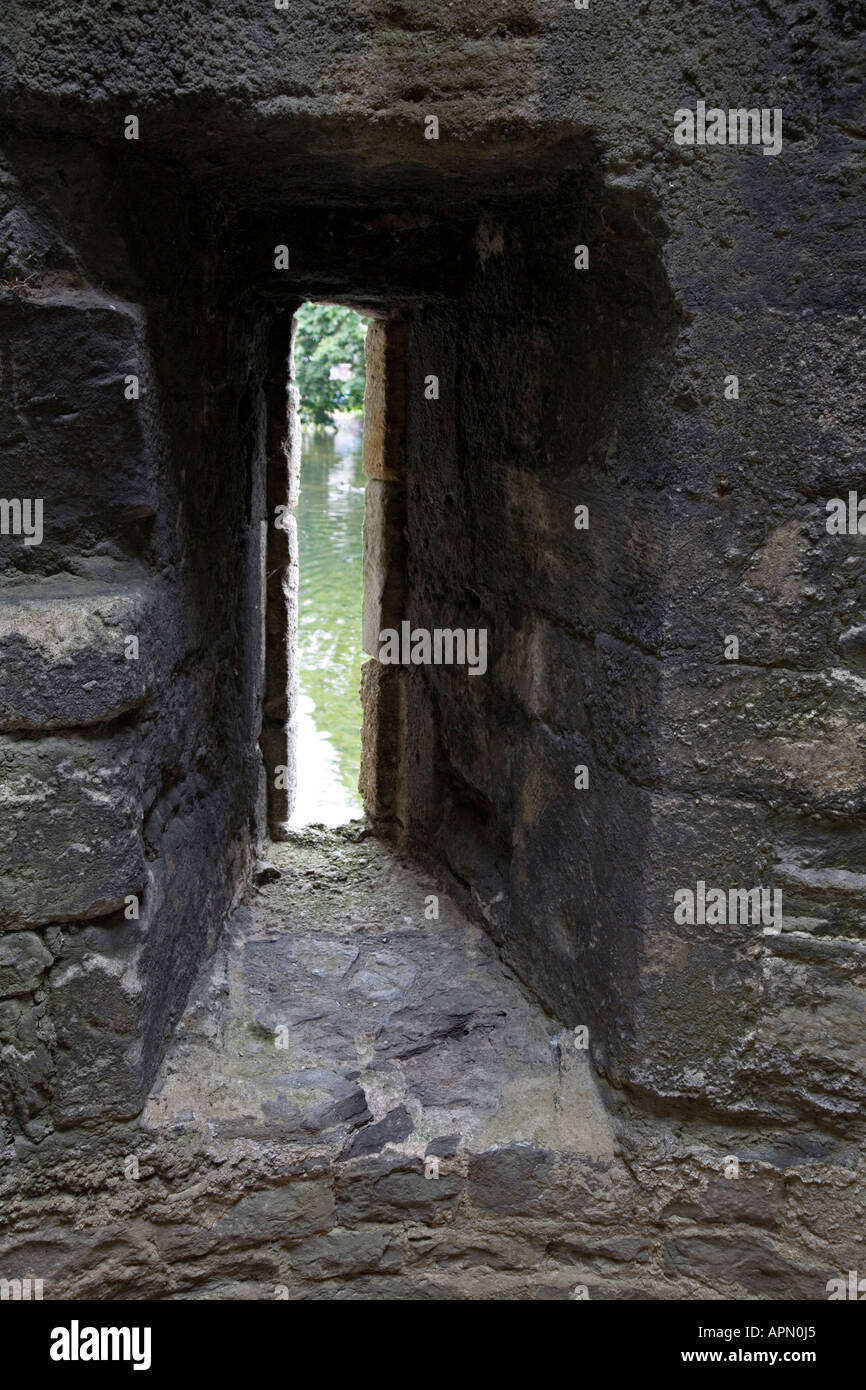 Pfeil-Schlitz in Fassade mit Blick auf den Wassergraben Beaumaris castle Beaumaris Wales UK Stockfoto