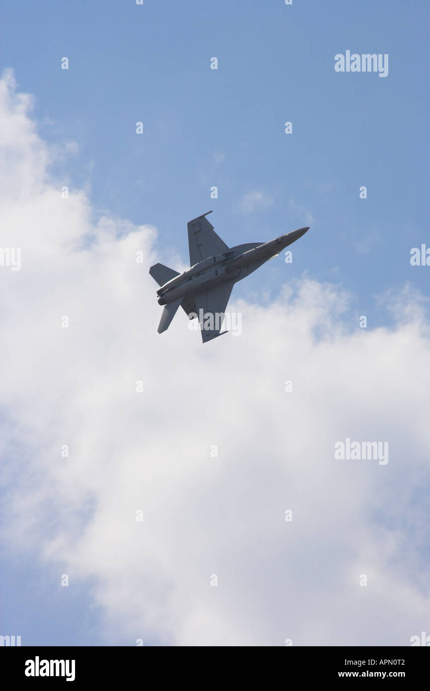 Super Hornet F18 F macht seinen Pass mit Unterseite anzeigen Stockfoto