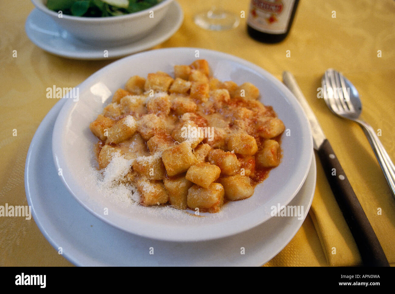 Eine Schüssel mit Gnocchi Alla Romana kleine, runde Form aus Grieß Mehl gekocht in Milch mit Butter und Käse überbacken und serviert eine Spezialität der Region Latium gratiniert, serviert in einem Restaurant in Rom Stockfoto