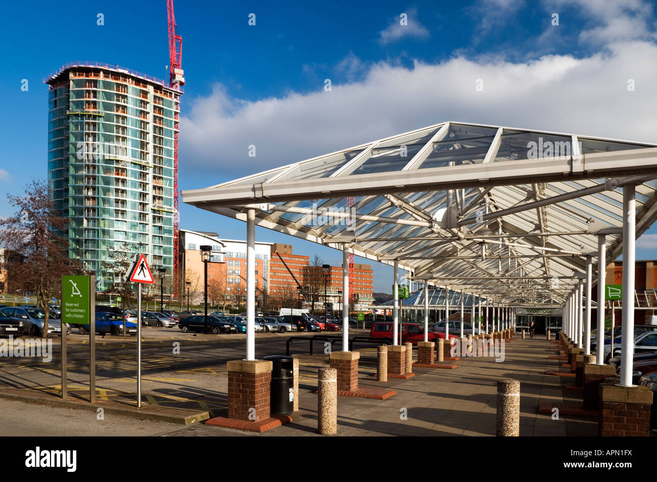 Glas Arcade-Eingang zu einem Waitrose-Supermarkt in Sheffield "Great Britain" Stockfoto