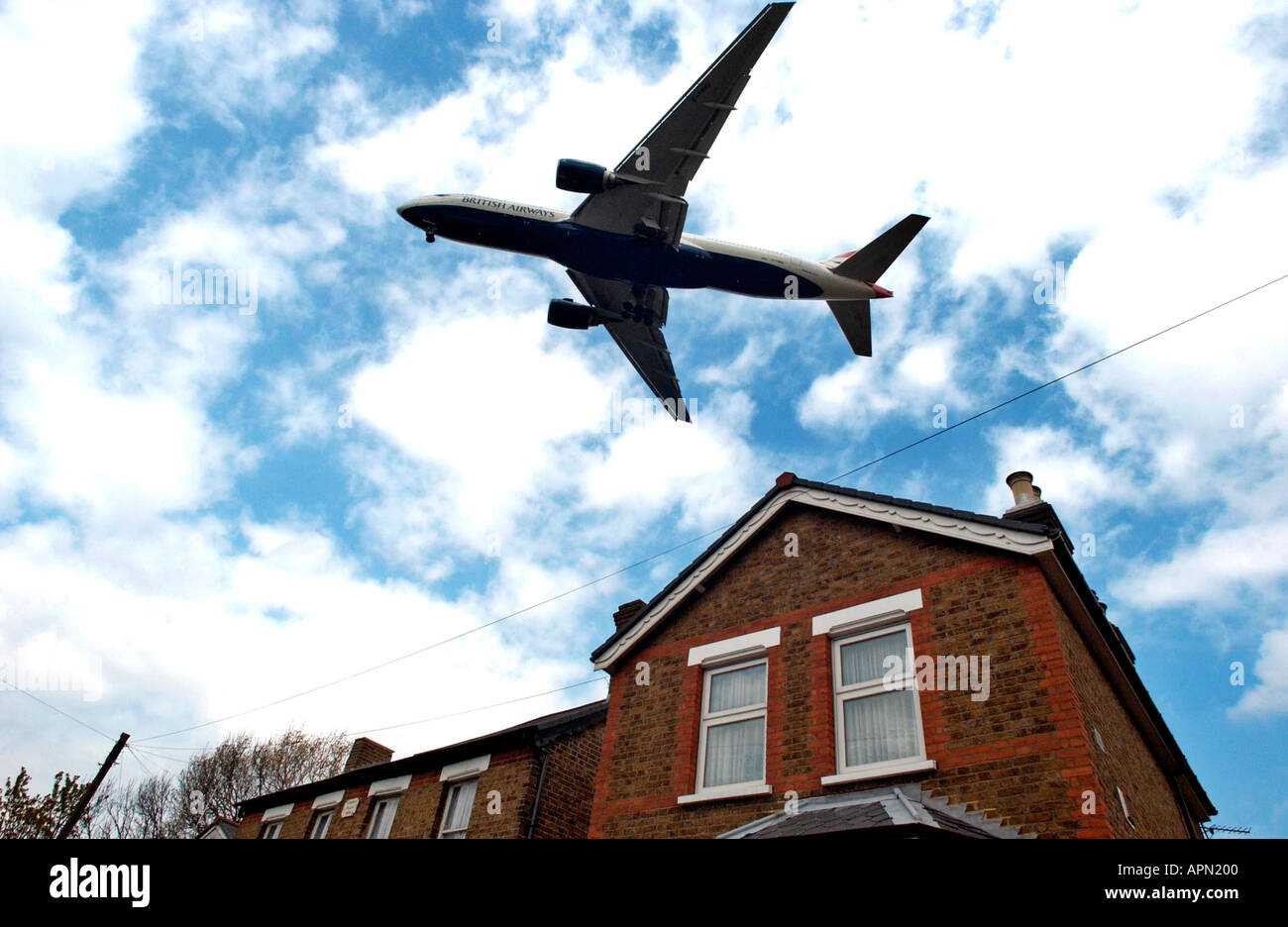 Niedrig fliegende Jet am Flughafen Heathrow Stockfoto