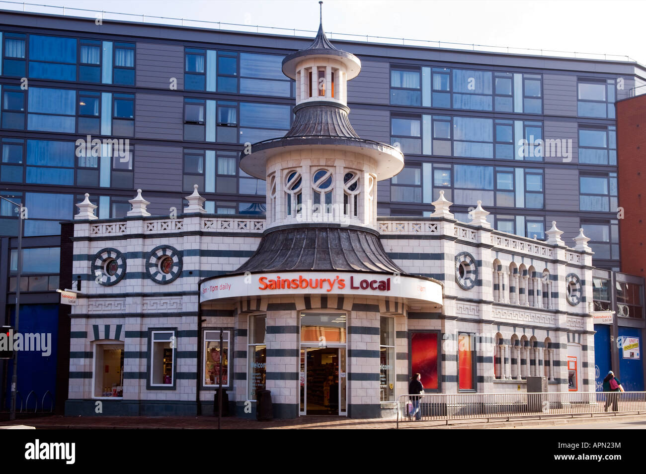 Renovierten denkmalgeschützten Fassade jetzt die "Forge lokale" ein Sainsbury lokalen Speicher in Sheffield "Great Britain" finden Sie unter AH3XN4 Stockfoto