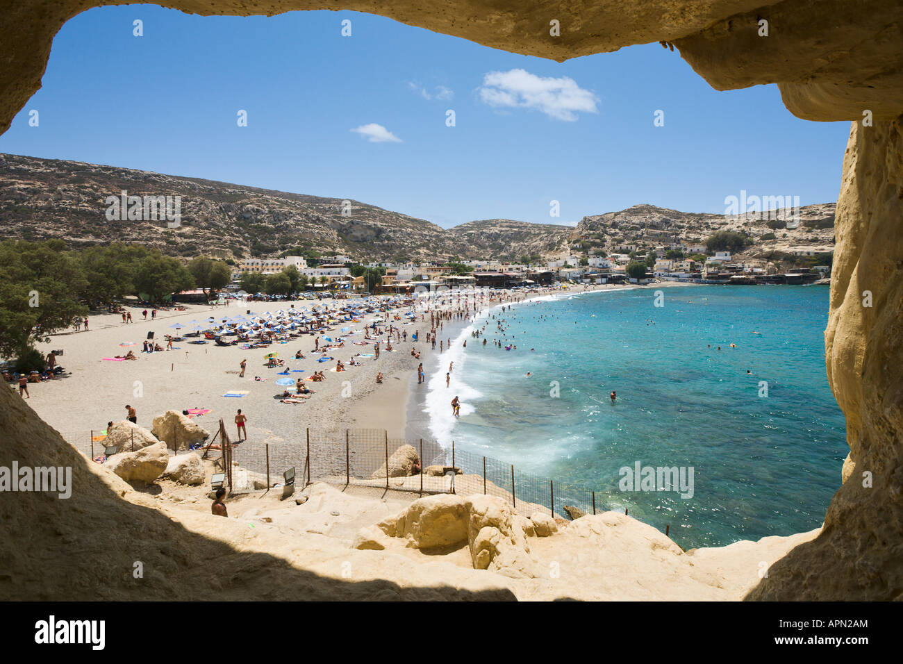 Blick auf den Strand und das Dorf aus dem Felsen und Höhlen, Matala, South Coast, Provinz Iraklion, Kreta, Griechenland Stockfoto