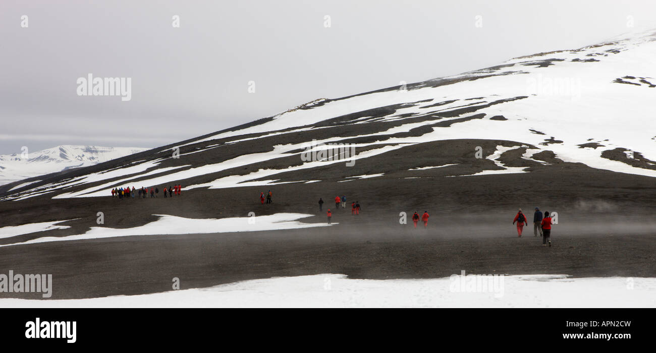 Touristen, die Überquerung der Berge auf der vulkanischen Caldera Deception Island, Antarktis Stockfoto