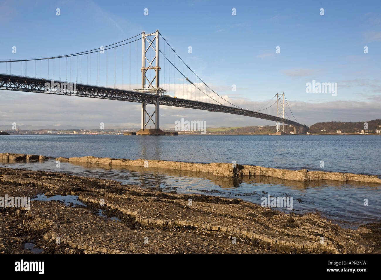 Forth Road Bridge über den Firth von weiter aus South Queensferry, North Queensferry in der Nähe von Edinburgh Lothian Schottland Ansicht Nord Stockfoto