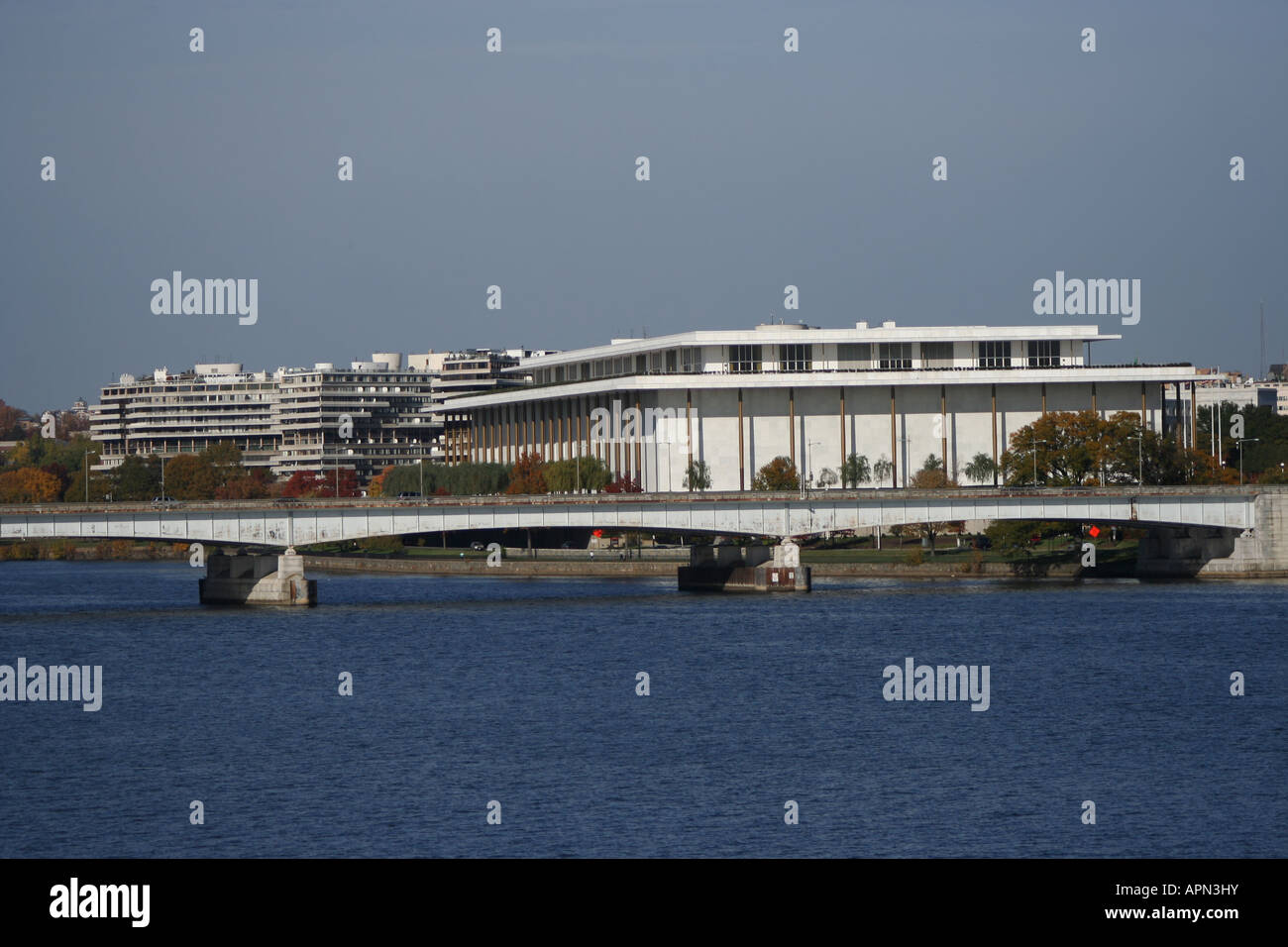 John F. Kennedy Memorial Center for the Performing Arts und Watergate-Komplex neben Potomac River Washington DC November 2007 Stockfoto