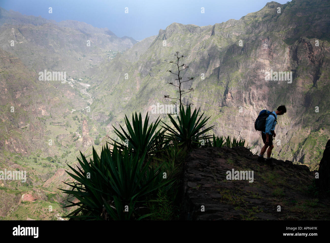 Eine Walker senkt den steilen Pfad in die Schlucht des Ribeira da Torre auf Santo Antao in Kap-Verde Inseln Stockfoto