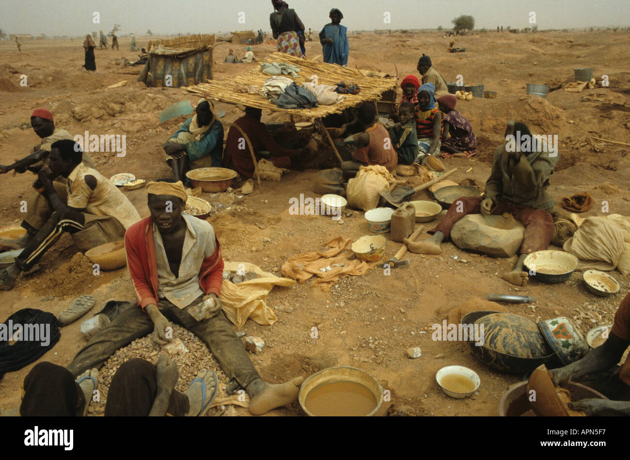 Gold Rush Bergleute schwenken und hämmerte Erz in der Sahel nördlichen Burkina Faso Stockfoto