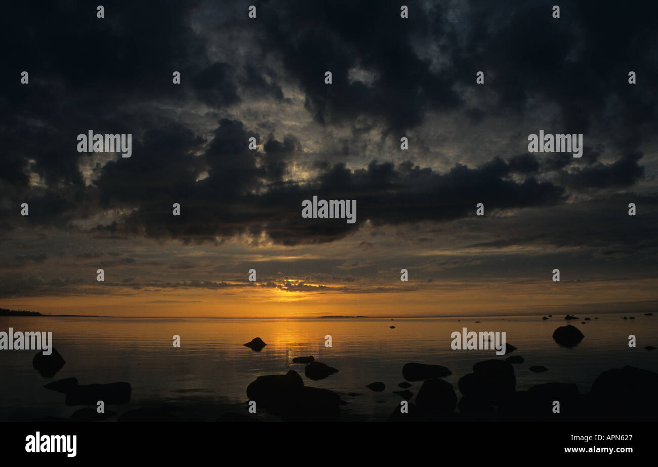 Sonnenuntergang über der Ostsee am Middsummers Tag in Estland Stockfoto