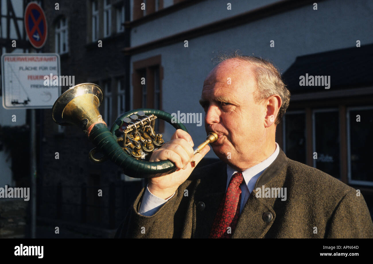 Mann bläst Jagdhorn in Bernkastel an der Mosel Deutschland Stockfoto