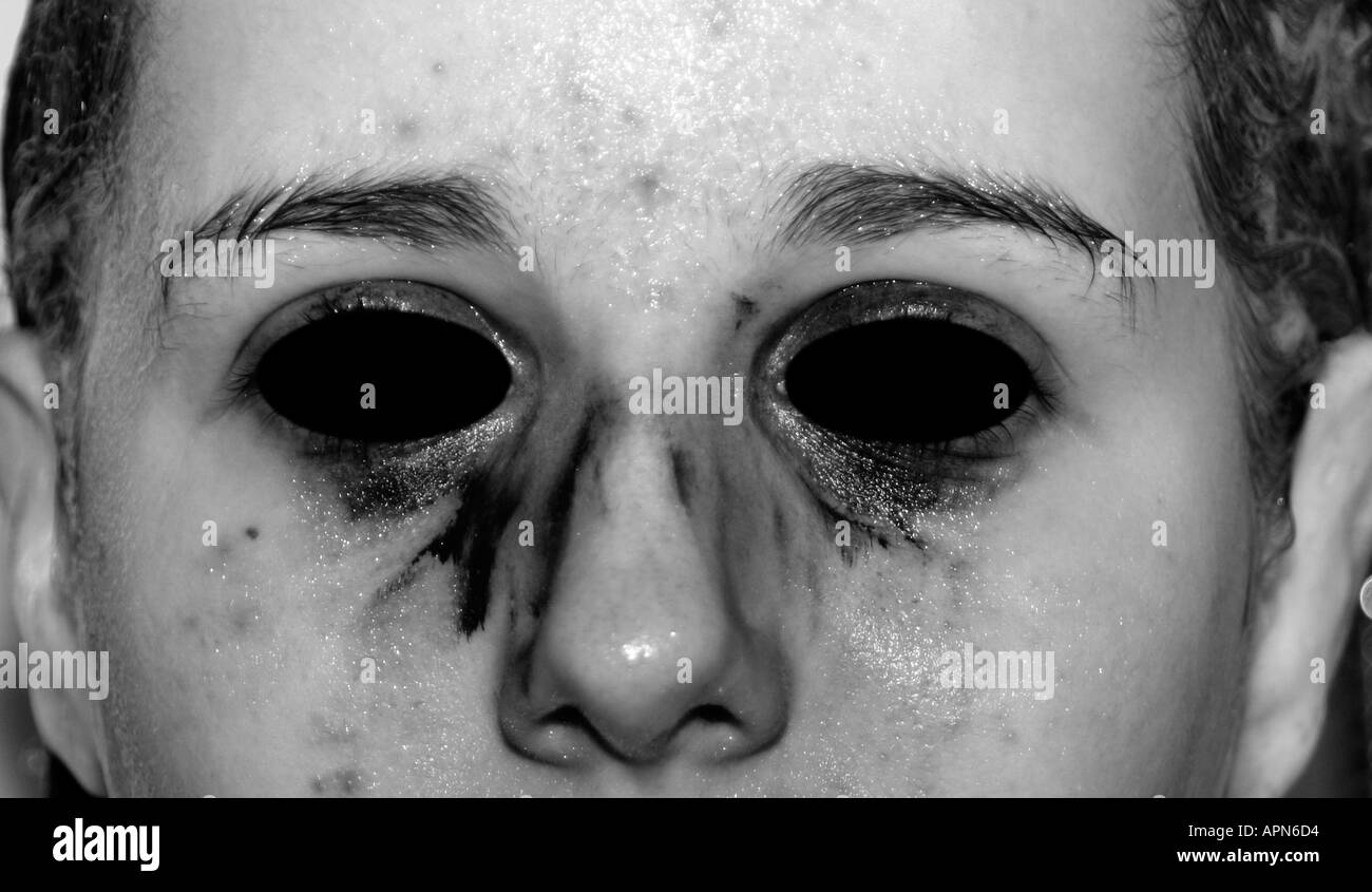 Mädchen im Teenageralter Gesicht abstrakt hautnah mit ausgeschnittenen Augen Stockfoto