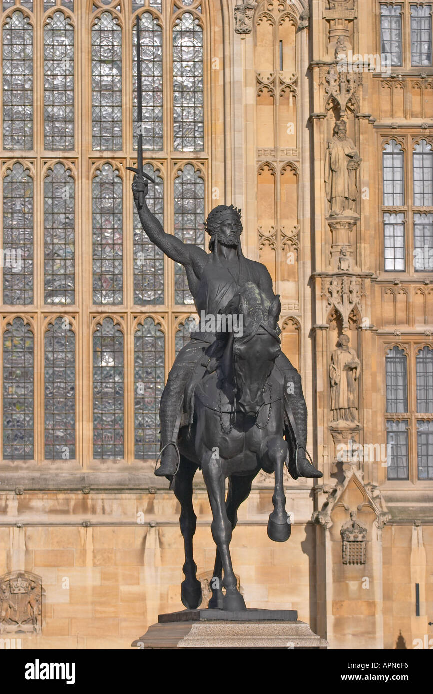 Statue von Richard I am Westminster London England Stockfoto