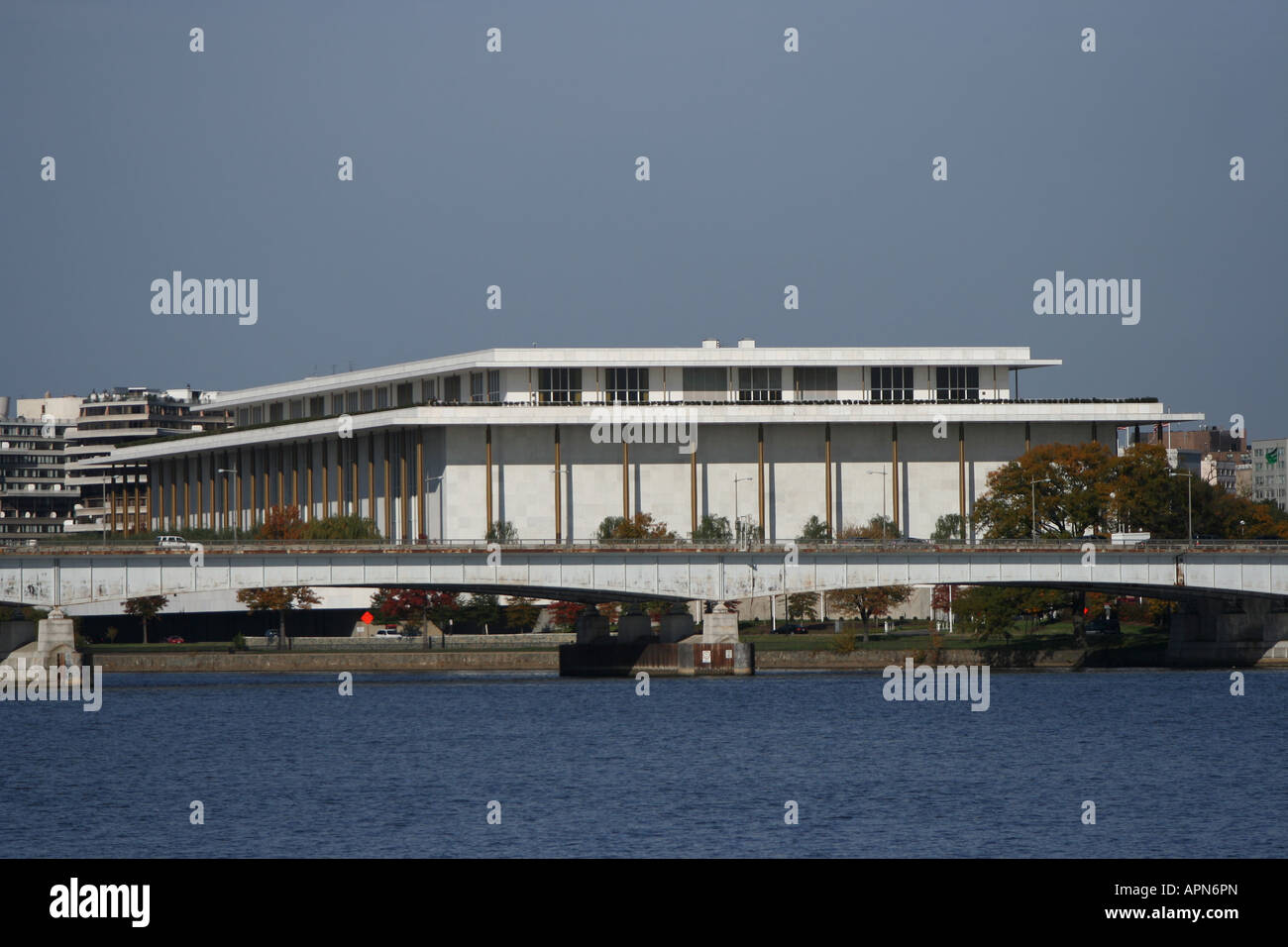 Kennedy Center oder John F. Kennedy Memorial Center for Performing Arts und Potomac River Washington DC November 2007 Stockfoto