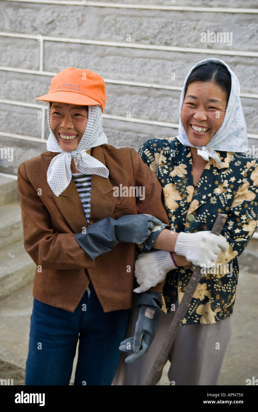 Frauen-Arbeiter und enge Freunde gemeinsam lachen, Quanzhou, Provinz Fujian, China Stockfoto