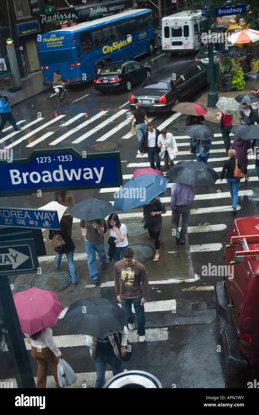 Einem regnerischen Tag in New York City am Broadway und 32nd Street Stockfoto