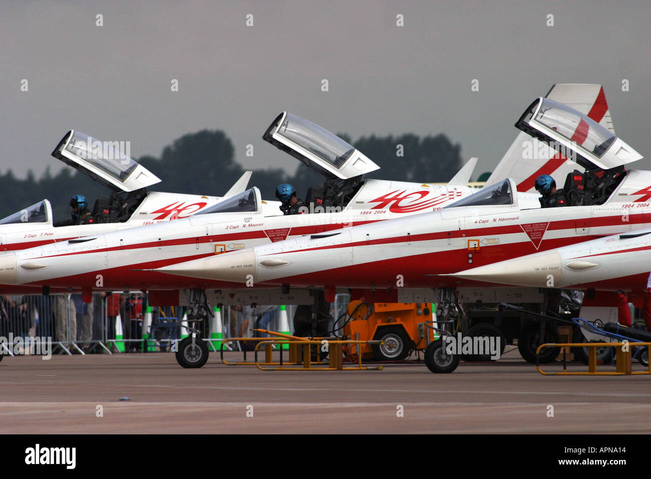 Schweizer Luftwaffe Anzeige Mannschaft saß warten, um zu taxi für flying Display Programm Stockfoto