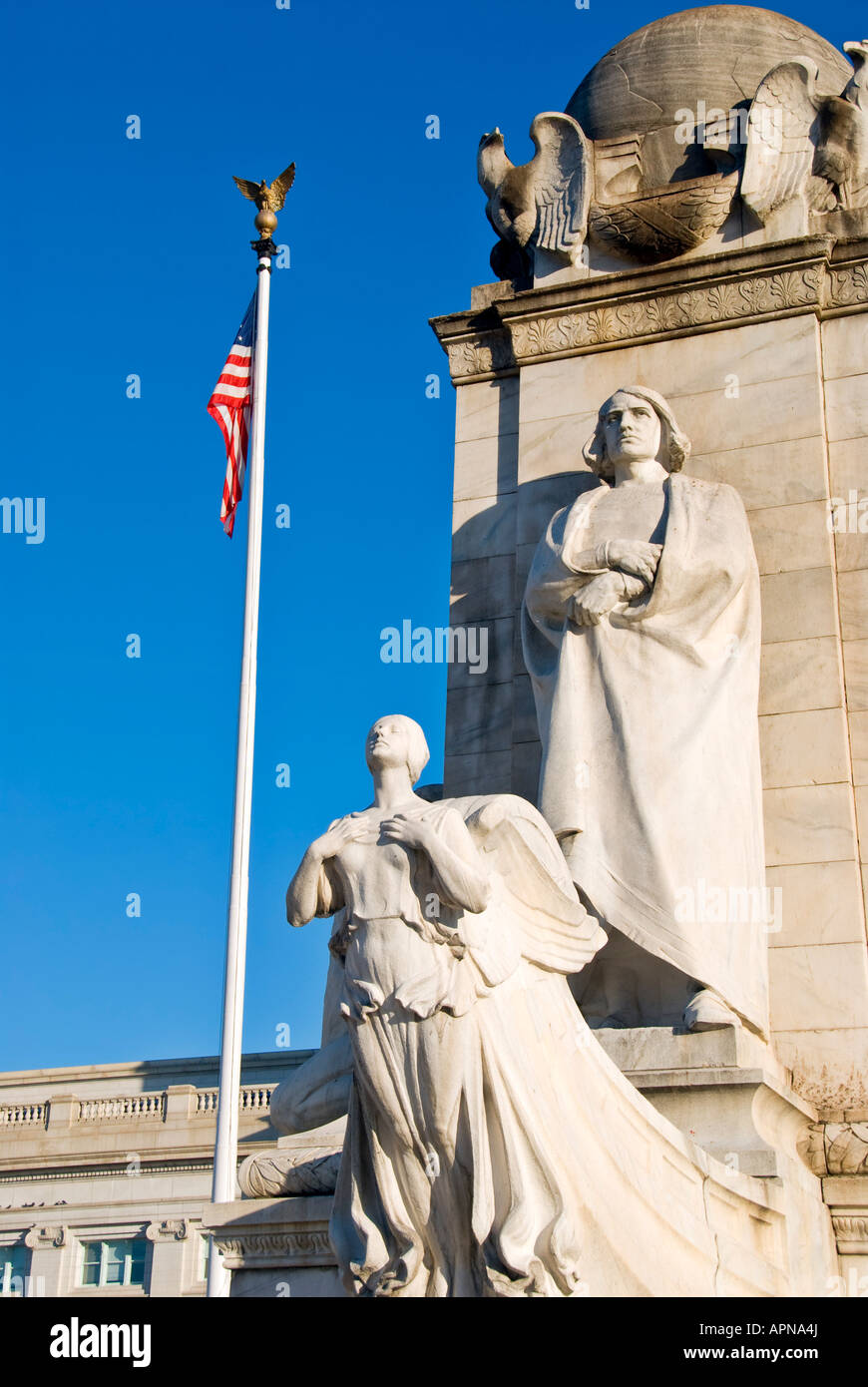 WASHINGTON DC, USA - die Statue von Christopher Columbus und geflügelte Figur, die Entdeckung an der Columbus Brunnen. Die Columbus Brunnen, in der Plaza vor dem Haupteingang an der Union Station in Washington DC entfernt, errichtet im Jahre 1912. In der Mitte ist ein 45-Fuß-Welle, die den Bug eines Schiffes. Eine 15 Fuß hohe Statue von Christopher Columbus blickt nach Süden in Richtung Kapitol Gebäude. Eine geflügelte Galionsfigur zeigt Discovery und anderen Statuen der Alten und der Neuen Welt darstellen. Der Brunnen aus Marmor gebaut, die Bildhauer war Lorado Z Taft, und der Architekt Daniel H. in der Bu Stockfoto