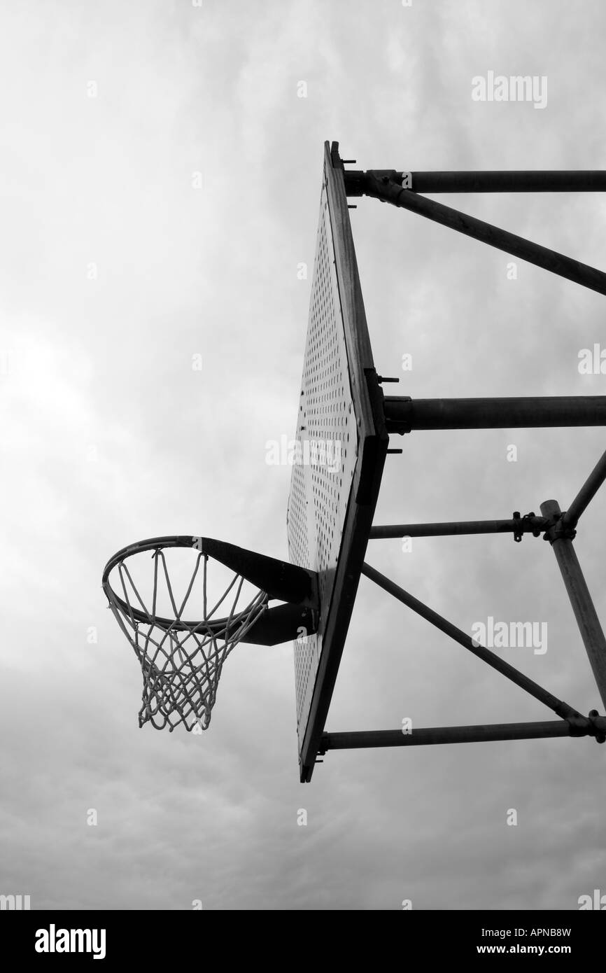 Outdoor-Basketballkorb auf einem Spielplatz in schwarz / weiß Stockfoto