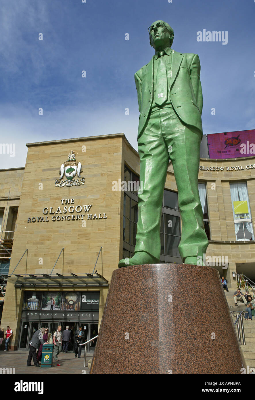 Die ehemalige schottische erste Minister Donald Dewar am oberen Ende der Buchanan Street in Glasgow-Denkmal. Stockfoto